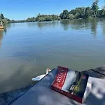 La Parenthese En Bord De Seine