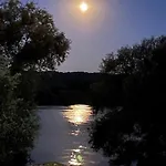 La Parenthese En Bord De Seine *