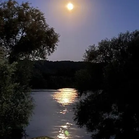 La Parenthese En Bord De Seine *